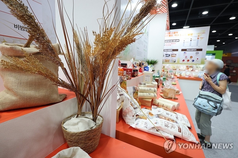 서울 서초구 aT센터에서 관람객이 가루쌀 설명을 살피고 있다. 사진=연합뉴스