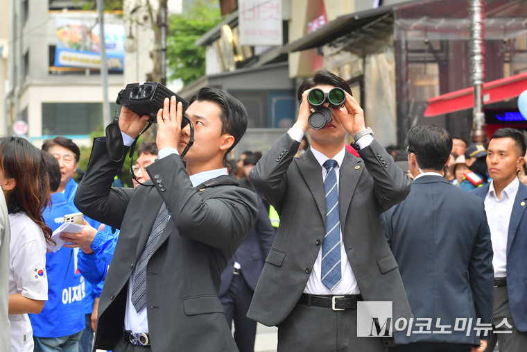 21일 인천 남동구 구월로데오광장에서 열리는 이재명 더불어민주당 대선후보의 유세를 앞두고 경호원들이 저격을 탐색하고 있다. 사진=최동환 기자