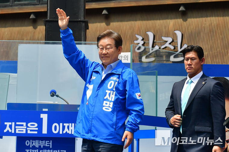 이재명 더불어민주당 대통령 선거 후보가 21일 인천 남동구 구월로데오광장에서 열린 유세에서 포즈를 취하고 있다. 사진=최동환 기자