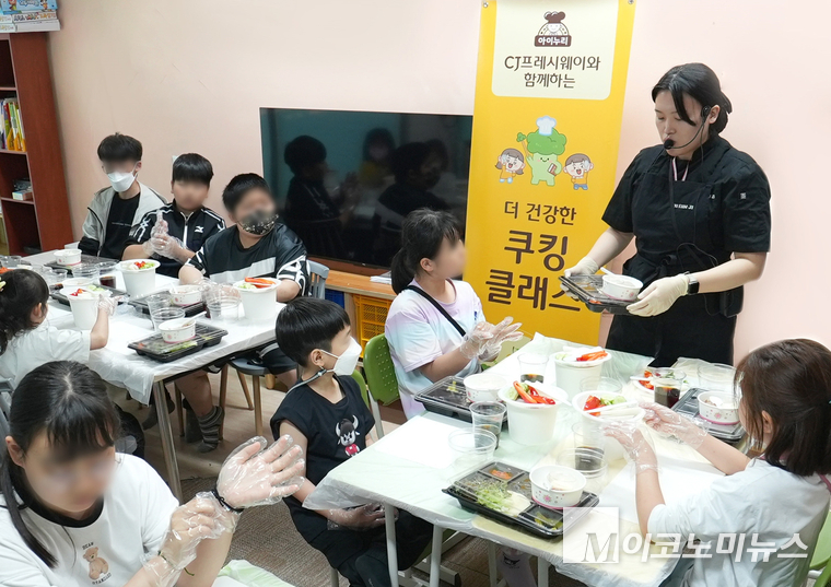 CJ프레시웨이가 아이들을 위한 쿠킹클래스 봉사활동을 전개했다. 사진=CJ프레시웨이