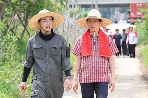 김문수(오른쪽) 국민의힘 대선 후보가 21일 경기 고양시 덕양구에서 열린 ‘고양시 청년농업인 모내기 및 새참간담회’ 행사에 참석하고 있다. 사진=연합뉴스