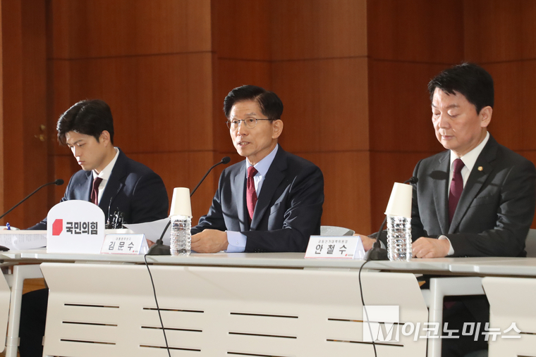 김문수 국민의힘 대선 후보가 22일 서울 KRX한국거래소에서 열린 ‘규제혁파로 금융을 새롭게’ 정정당당 중앙선거대책위원회 현장회의에서 발언하고 있다. 사진=최동환 기자