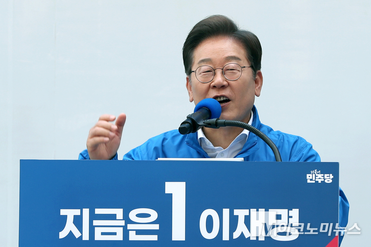 이재명 더불어민주당 대선 후보가 지난 19일 서울 용산역 광장 유세에서 발언하고 있다. 사진=최동환 기자<br>
