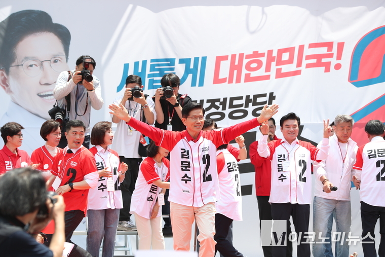 김문수 후보가 지난 21일 화정역 문화광장 앞에서 열린 유세에서 지지를 호소하고 있다. 사진=최동환 기자