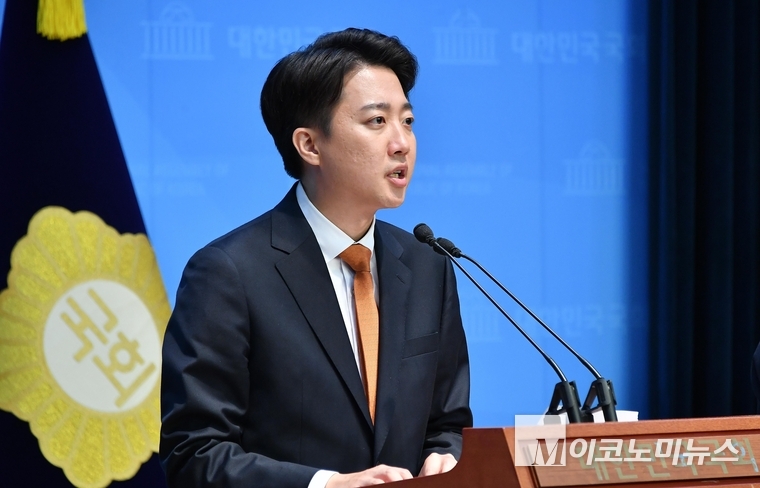 이준석 개혁신당 대선후보가 22일 국회 소통관에서 기자회견하고 있다. 사진=최동환 기자