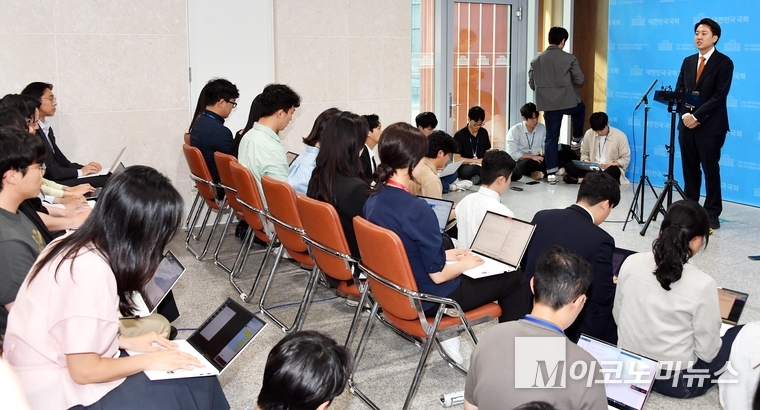 이준석 개혁신당 대선후보가 22일 국회 소통관에서 기자회견 후 백브리핑하고 있다. 사진=최동환 기자