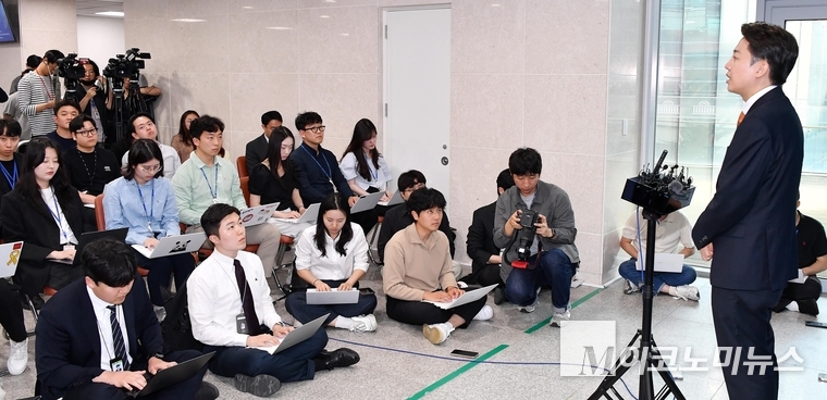 이준석 개혁신당 대선후보가 22일 국회 소통관에서 기자회견 후 백브리핑하고 있다. 사진=최동환 기자