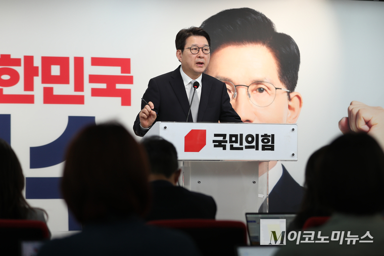 신동욱 국민의힘 선거대책본부 대변인단 단장이 23일 여의도 중앙당사에서 열린 선거대책위원회 백브리핑에서 발언하고 있다. 사진=최동환 기자