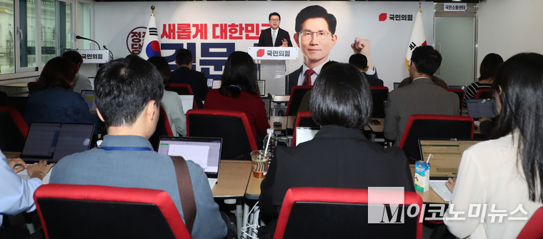 신동욱 국민의힘 선거대책본부 대변인단 단장이 23일 여의도 중앙당사에서 열린 선거대책위원회 백브리핑에서 발언하고 있다. 사진=최동환 기자