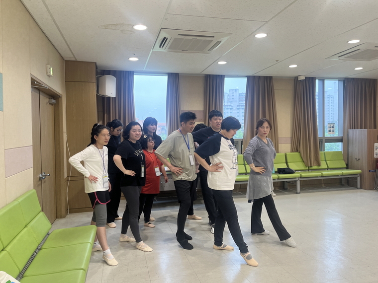발달장애인들이 발레클래스에서 발레를 배우고 있는 모습 <수원시 제공>