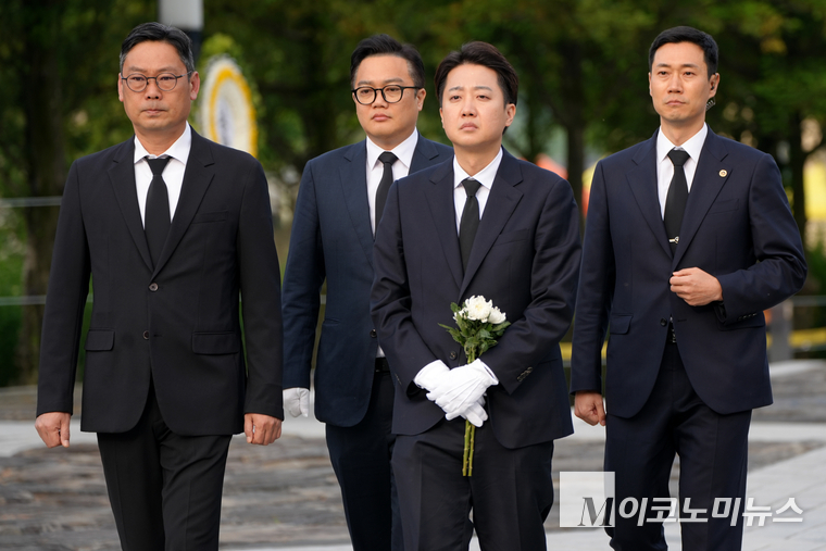 이준석 개혁신당 대선 후보가 23일 고(故) 노무현 전 대통령 서거 16주기를 맞아 경남 김해 봉하마을 묘역을 참배했다. 사진=개혁신당