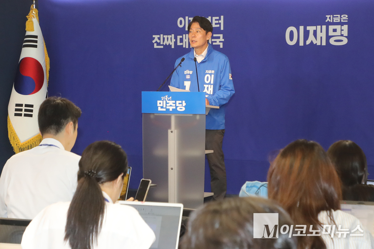 한민수 더불어민주당 선대위 대변인이 23일 중앙당사에서 열린 브리핑에서 발언하고 있다. 사진=최동환 기자