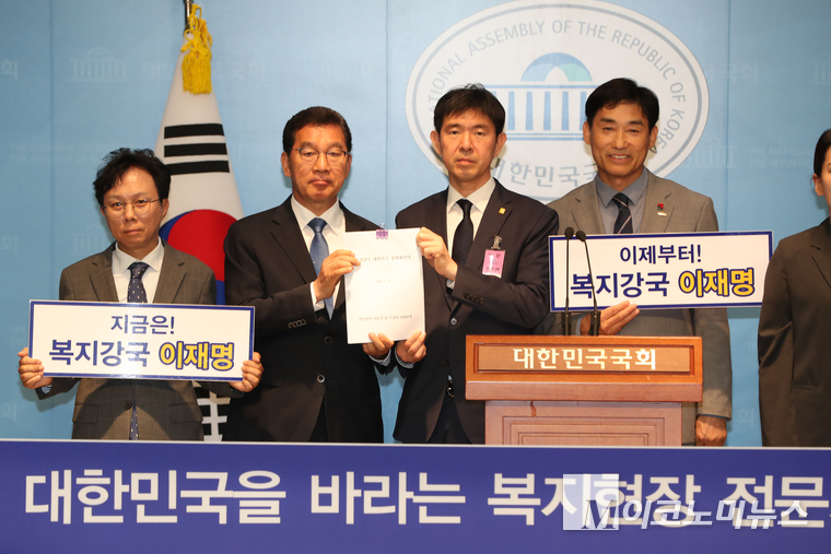 복지현장 전문가 및 주권자 대표들이 23일 국회 소통관에서 기자회견하고 정책제안서를 신정훈 더불어민주당 의원에게 전달하고 있다. 사진=최동환 기자