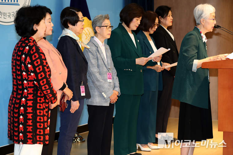 ‘자유대한민국수호 여성연대’가 23일 국회 소통관에서 기자회견을 열고 김문수 국민의힘 대선 후보 지지를 선언했다. 사진=최동환 기자