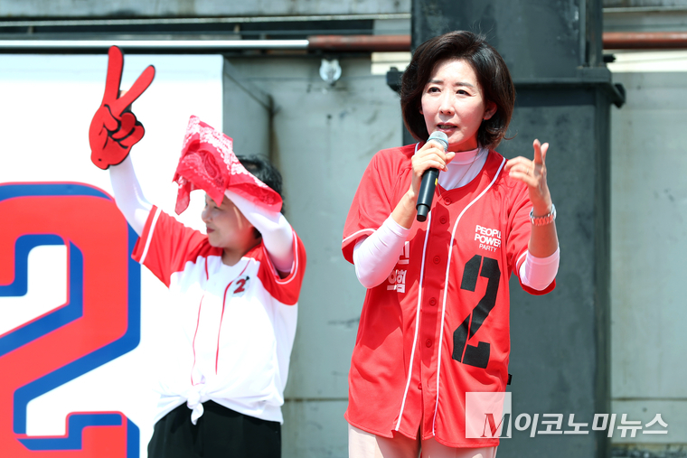 나경원 국민의힘 공동선대위원장이 지난 21일 김문수 후보의 고속터미널에서 유세에서 지원 유세에 나서고 있다. 사진=최동환 기자