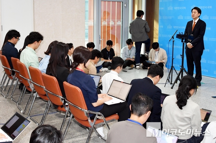 이준석 개혁신당 대선후보가 지난 22일 국회 소통관에서 기자회견 후 백브리핑하고 있다. 사진=최동환 기자<br>
