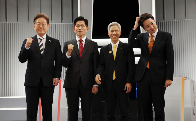더불어민주당 이재명·국민의힘 김문수·민주노동당 권영국·개혁신당 이준석 대선후보가 23일 서울 영등포구 여의도 KBS 스튜디오에서 열린 제21대 시작에 앞서 기념 촬영하기 위해 자리하고 있다. 사진=연합뉴스/국회사진기자단