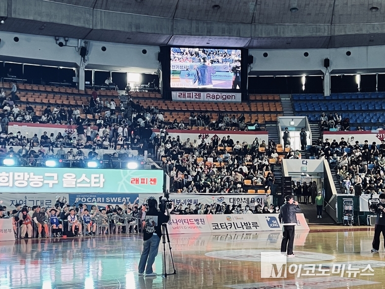 가수 박상민이 축가를 부르고 있다. 사진=심승수 기자