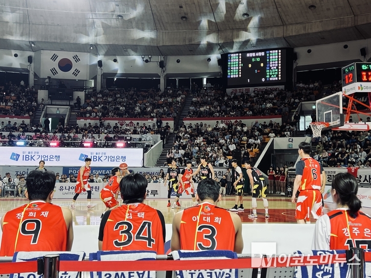 사랑팀과 희밍팀이 치열한 경기를 하고 있다. 사진=심승수 기자