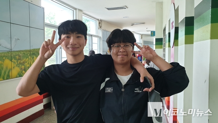 파주 문산고등학교에서 온 박찬서 학생(좌)과 친구. 사진=권은주 기자