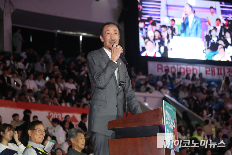 24일 오후 서울 잠실 학생체육관에서 열린 ‘래피젠과 함께하는 심장병 어린이 돕기 2025 희망농구 올스타’ 자선대회에서 한기범 희망나눔재단 한기범 전 선수가 인사말하고 있다. 사진=최동환 기자