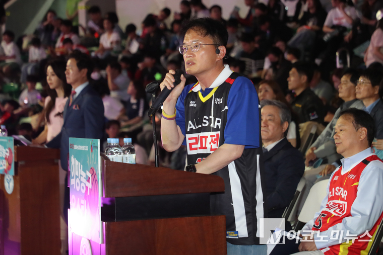 24일 오후 서울 잠실 학생체육관에서 열린 ‘래피젠과 함께하는 심장병 어린이 돕기 2025 희망농구 올스타’ 자선대회에서 국회 보건복지위원회 박주민 위원장이 인사말하고 있다. 사진=최동환 기자