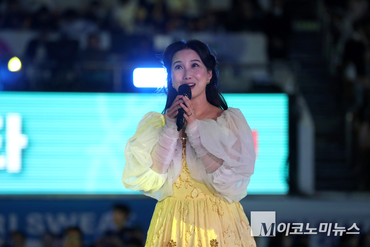 소프라노 정찬희가 24일 오후 서울 잠실 학생체육관에서 열린 ‘래피젠과 함께하는 심장병 어린이 돕기 2025 희망농구 올스타’ 자선대회 축하 공연하고 있다. 사진=최동환 기자