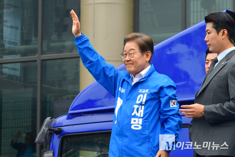 이재명 더불어민주당 대선 후보가 24일 경기 부천역 북부광장에서 열린 유세에서 지지자들에게 손을 들어 인사하고 있다. 사진=최동환 기자