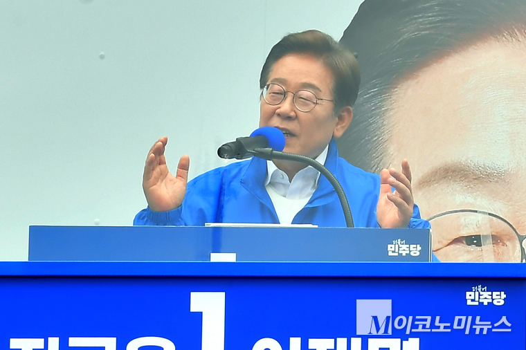 이재명 더불어민주당 대선 후보가 지난 24일 경기 부천역 북부광장에서 열린 유세에서 지지를 호소하고 있다. 사진=최동환 기자