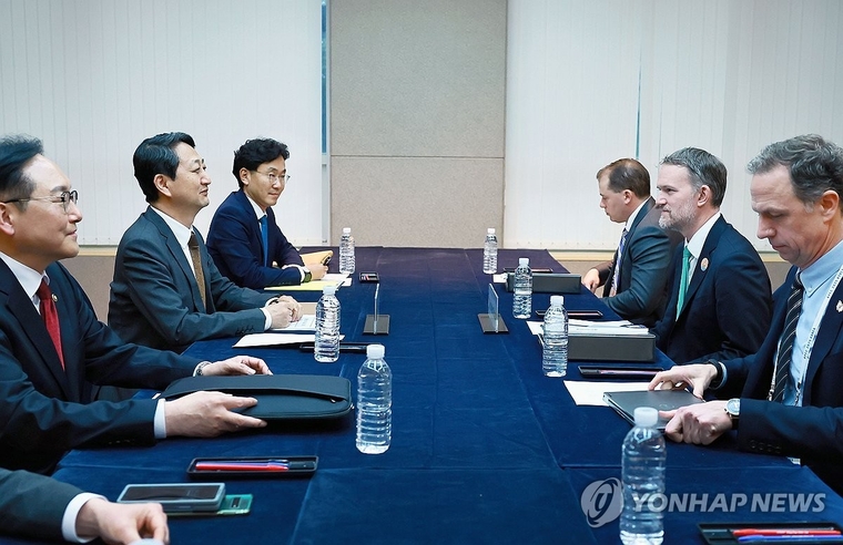 안덕근 산업통상자원부 장관이 16일 제주 서귀포시 제주국제컨벤션센터(ICC)에서 제이미슨 그리어 미국 무역대표부 대표와 면담하고 있다. 사진=연합뉴스 