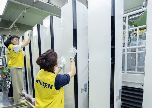 경남 창원의 LG전자 에어컨 생산라인에서 스탠드 에어컨을 생산하는 모습. 사진=연합뉴스 
