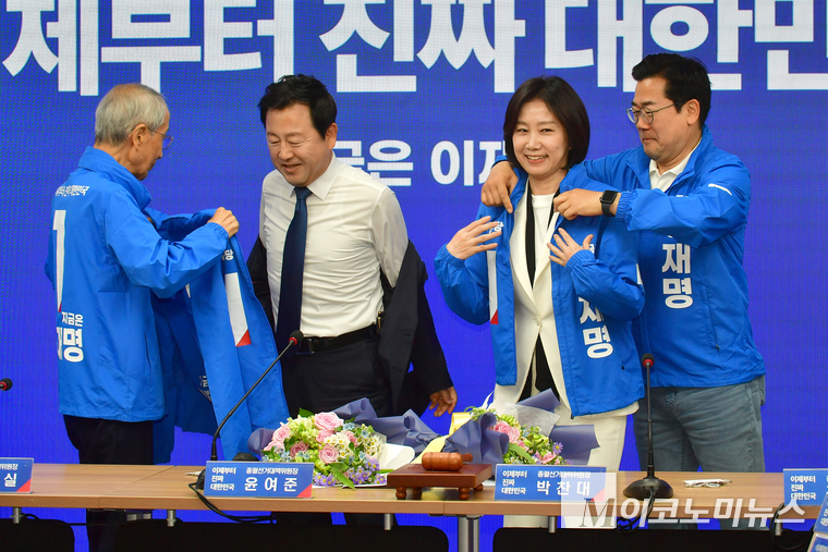 허은아 전 개혁신당 대표와 김용남 전 의원이 26일 민주당 선거 운동복을 입고 있다. 사진=최동환 기자