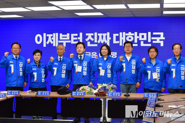 허은아 전 개혁신당 대표와 김용남 전 의원이 26일 민주당 선거 운동복을 입고 회이팅을 외치고 있다. 사진=최동환 기자