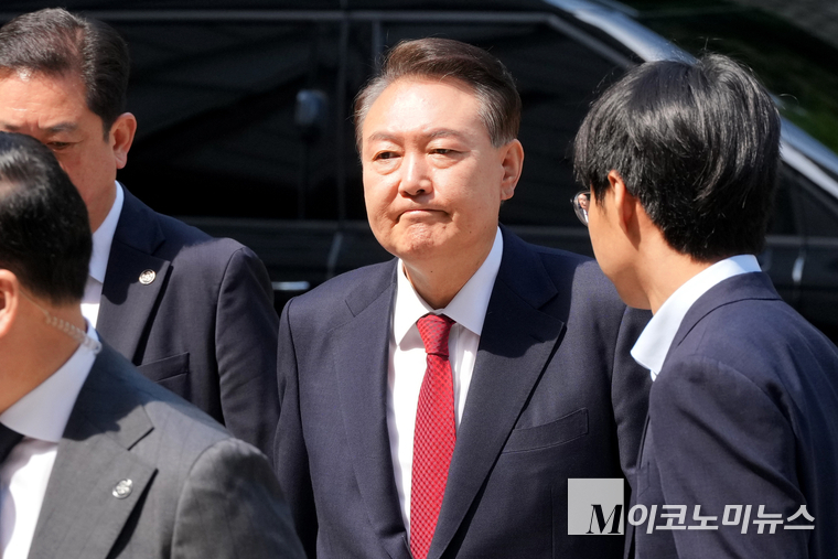 윤석열 전 대통령이 26일 서울중앙지법에서 열리는 내란 혐의 재판에 출석하고 있다. 사진=최동환 기자