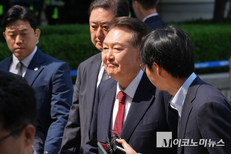 윤석열 전 대통령이 26일 서울중앙지법에서 열리는 내란 혐의 재판에 출석하고 있다. 사진=최동환 기자