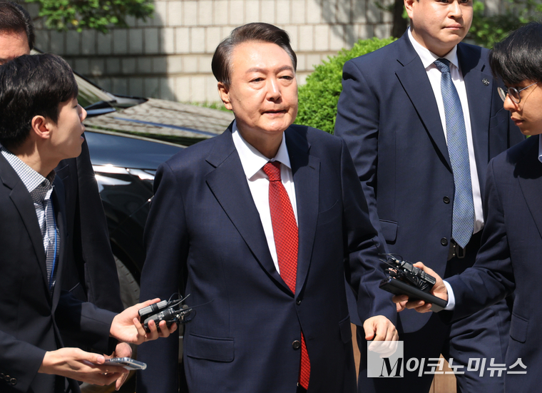 윤석열 전 대통령이 26일 서울중앙지법에서 열리는 내란 혐의 재판에 출석하고 있다. 사진=최동환 기자