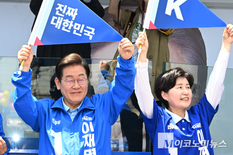이재명 더불어민주당 대통령 후보가 26일 수원 팔달문 영동시장 입구에서 열린 집중유세에서 ‘진짜 대한민국’ 깃발을 들고 있다. 사진=최동환 기자