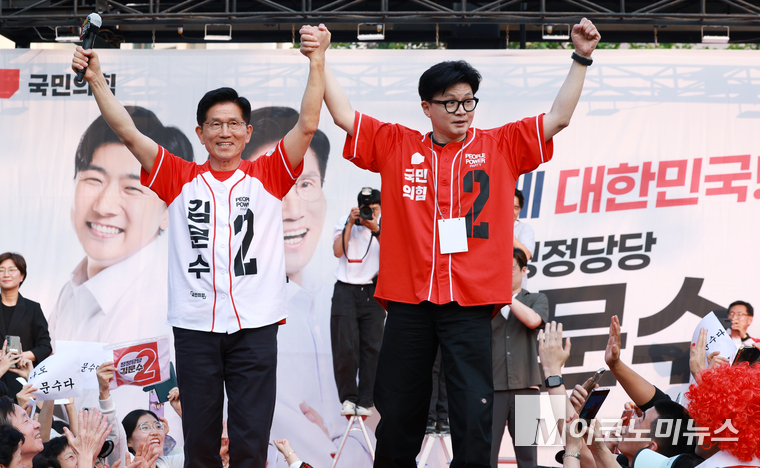 한동훈 전 국민의힘 대표가 26일 김문수 국민의힘 대선 후보와 함께 도봉구 방학사거리에서 열린 집중 유세에 나섰다. 사진=최동환 기자