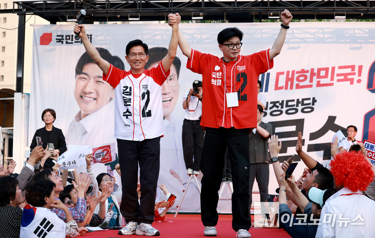 한동훈 전 국민의힘 대표가 26일 김문수 국민의힘 대선 후보와 함께 도봉구 방학사거리에서 열린 집중 유세에 나섰다. 사진=최동환 기자