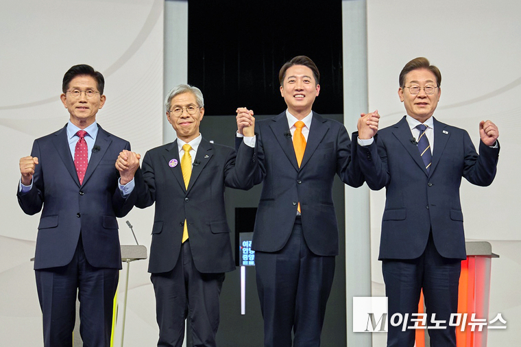 국민의힘 김문수(왼쪽부터)·민주노동당 권영국·개혁신당 이준석·더불어민주당 이재명 대선후보가 지난 18일 서울 마포구 상암동 SBS 프리즘센터 스튜디오에서 열린 TV 토론 시작에 앞서 기념촬영을 하고 있다. 사진=더불어민주당