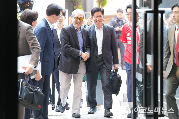 김문수 국민의힘 대선 후보가 27일 ‘국토판갈이, 방방곡곡 핫플KOREA’ 공약발표 및 국민께 드리는 약속 기자회견을 위해 당사에 입장하고 있다. 사진=최동환 기자