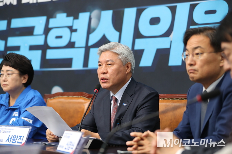서왕진 조국혁신위원회 공동위원장 겸 원내대표가 27일 국회 본청에서 열린 진짜 대한민국 중앙선거대책위원회 ‘조국혁신위원회’ 회의에서 발언하고 있다. 사진=최동환 기자