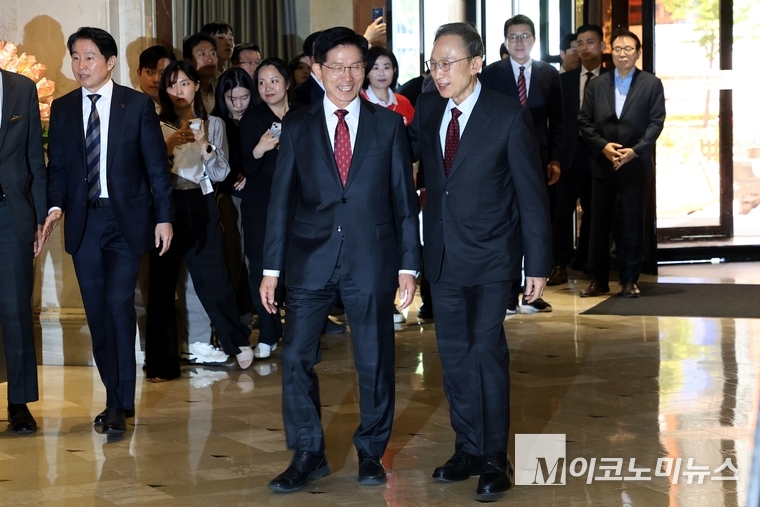 김문수 국민의힘 대선후보와 이명박 전 대통령이 27일 서울 여의도 켄싱턴 호텔 로비에서 오찬 전 대화하고 있다. 사진=최동환 기자