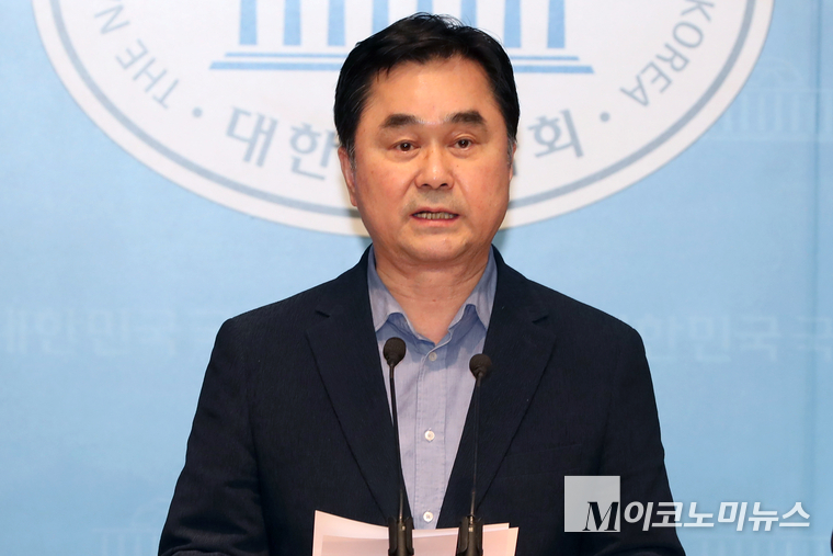 새로운미래 공동대표를 역임한 김종민 무소속 의원이 27일 국회 소통관에서 기자회견하고 있다. 사진=최동환 기자