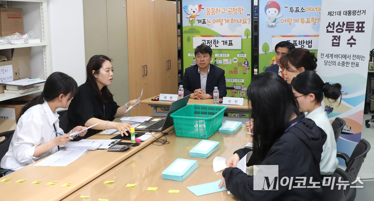 27일 서울 종로구 서울시선관위 전산실에서 선관위 관계자들이 기표된 부분이 봉합된 상태로 수신되는 ‘쉴드팩스’로 전송된 투표용지를 접수·분류하고 있다. 사진=최동환 기자