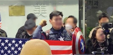 '캡틴 아메리카' 복장의 안병희 씨. 사진=연합뉴스