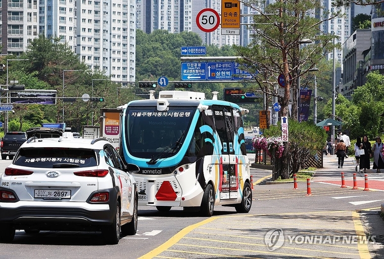  26일 경기도 수원시 영통구 수원컨벤션센터 인근에서 자율주행차량이 시험운행을 하고 있다. 수원시는 '2025 수원 ITS 아태총회' 기간인 28일부터 30일까지 수원컨벤션센터, 광교중앙역, 홍재교삼거리, 센트럴파크로사거리에 이르는 3.2km 노선을 순환하는 자율주행차량을 운행한다. 사진=연합뉴스 