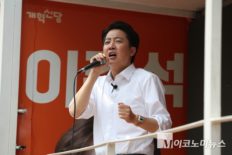 이준석 개혁신당 대선 후보가 28일 점심시간에 여의도공원 유세에서 발언하고 있다. 사진=최동환 기자
