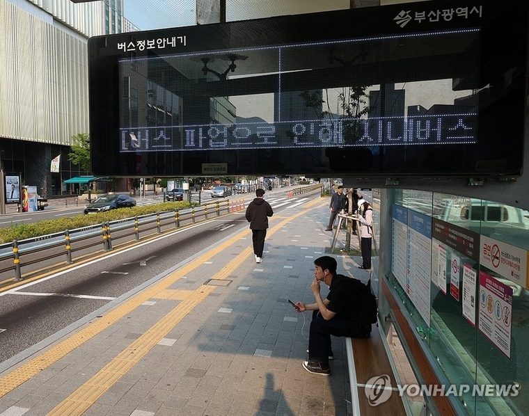 부산 지역 시내버스가 전면 파업에 돌입한 28일 오전 부산 부산진구 롯데백화점 버스 정류장 전광판에 시내버스 파업 안내가 나오고 있다. 사진=연합뉴스