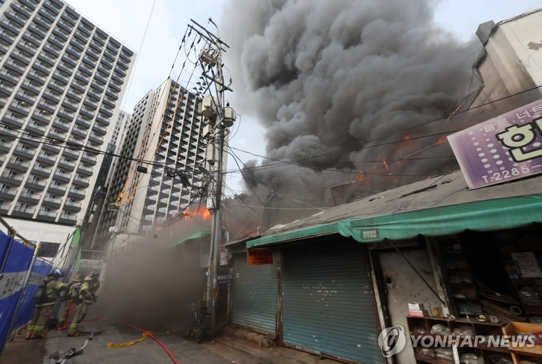 28일 오후 3시 25분께 서울시 중구 산림동의 한 노후 상가 건물에서 불이 나 소방당국이 진화 중이다. 사진=연합뉴스 